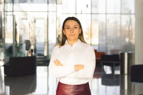 Oltre il sorriso: le competenze multilingue e tecniche delle hostess congressuali